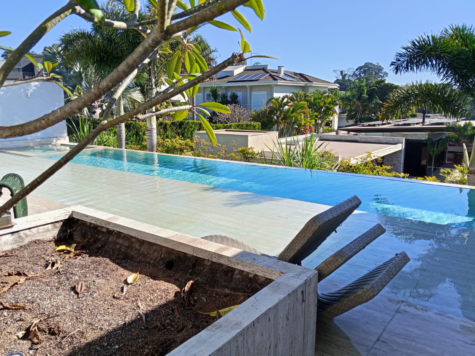 Piscina de borda infinita com deck