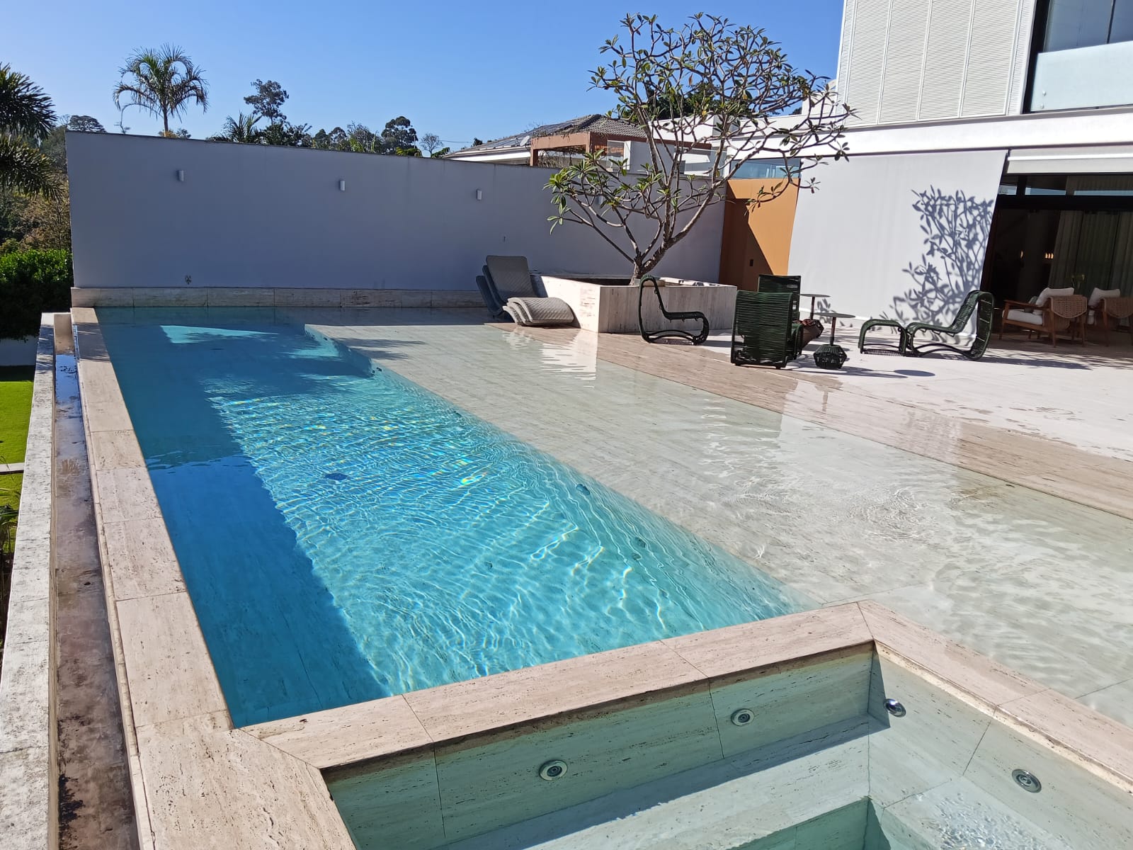 Piscina de borda infinita com spa integrado