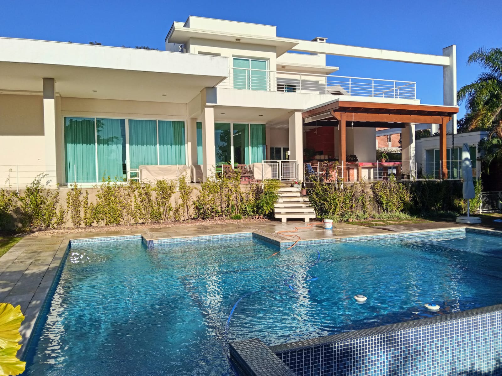 Robô de limpeza em piscina residencial